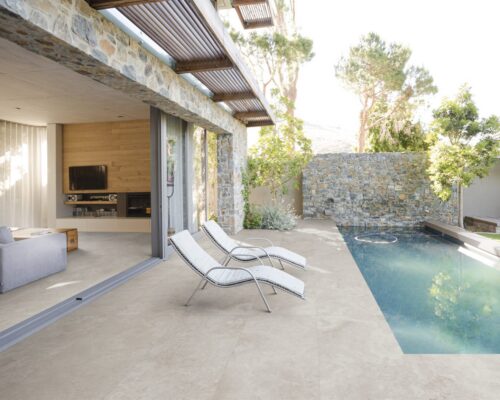 Amb-APULIA_GREIGE_60X120_ESTERNO_AdobeStock_453899710_HD-1536x1157-1